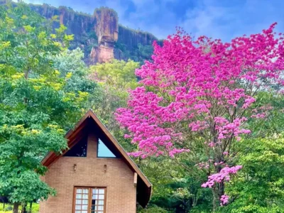 Chalé em Piraputanga: refúgio com cachoeira no paredão