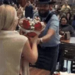 Zé Barba faz serenata para esposa em praça de alimentação