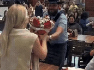 Zé Barba faz serenata para esposa em praça de alimentação