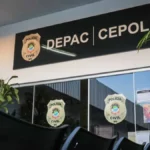 Menino de 6 anos é encontrado sozinho em casa; caso vai parar na delegacia