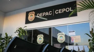 Menino de 6 anos é encontrado sozinho em casa; caso vai parar na delegacia