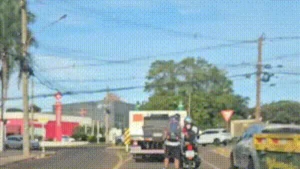 Motociclista é flagrado rebocando jovem de patins em Campo Grande
