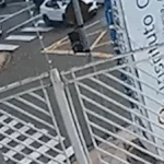 Viatura com 5 presos é atingida por carro no Centro