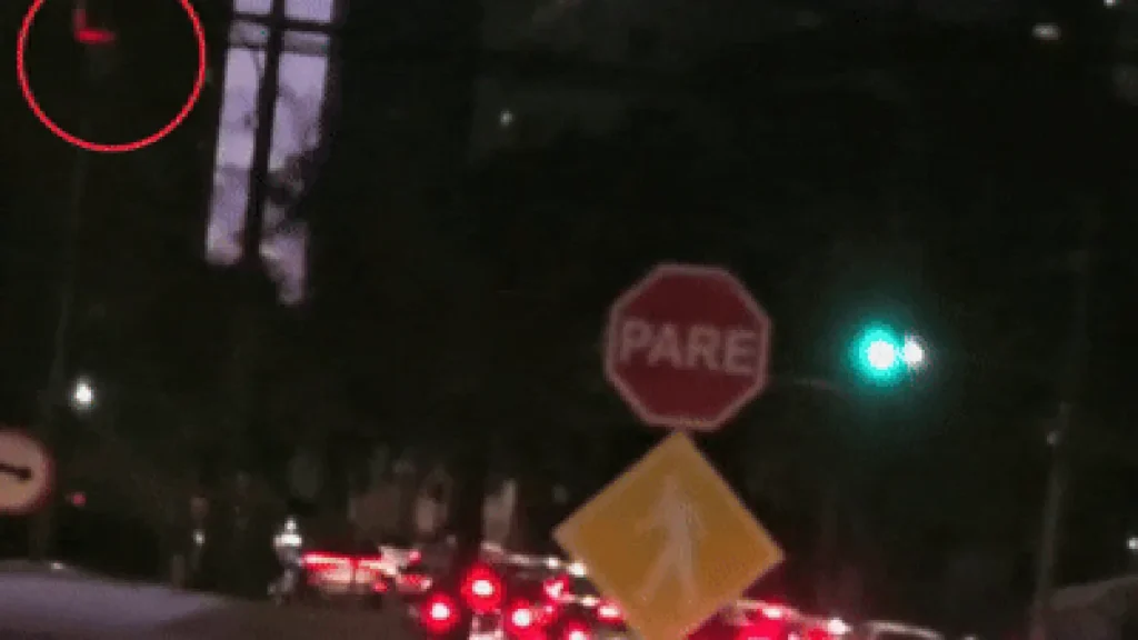 Falha em semáforo deixa dois sinais verdes no horário de pico em Campo Grande