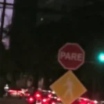 Falha em semáforo deixa dois sinais verdes no horário de pico em Campo Grande