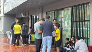 Chuva e jogo do Brasil não param crianças na troca de figurinhas