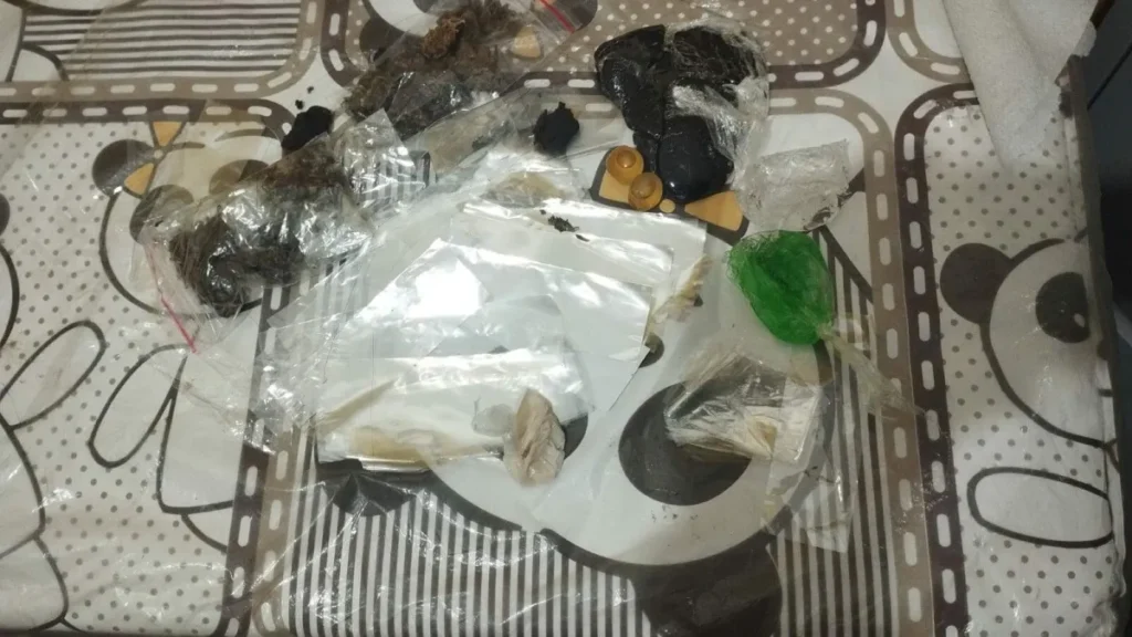 Mulher é presa ao tentar entrar com drogas no sutiã em presídio