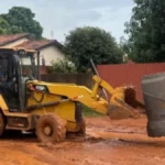 Chuva abre cratera e prefeitura adia desfile de aniversário