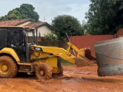 Chuva abre cratera e prefeitura adia desfile de aniversário