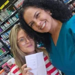 Professora entrega cartas guardadas por 13 anos a ex-alunos
