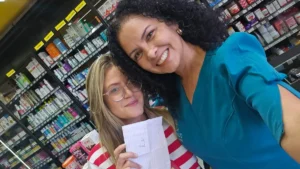 Professora entrega cartas guardadas por 13 anos a ex-alunos