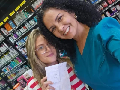 Professora entrega cartas guardadas por 13 anos a ex-alunos