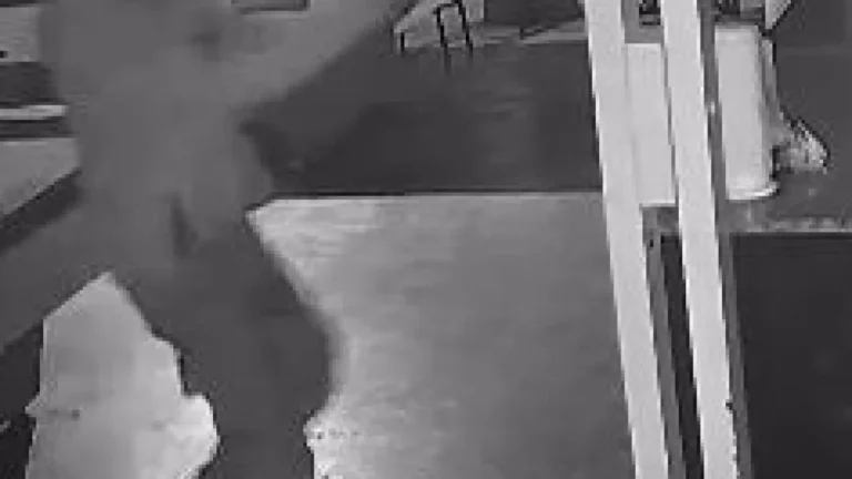 Dupla invade tabacaria e deixa dois feridos graves em Coxim