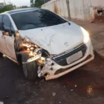 Motorista foge após bater carro em carreta em Campo Grande