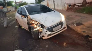 Motorista foge após bater carro em carreta em Campo Grande
