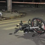 Jovem de 19 anos morre arremessado em acidente em rotatória