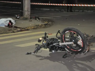 Jovem de 19 anos morre arremessado em acidente em rotatória