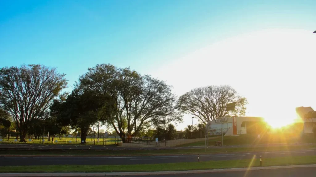 Capital tem domingo de sol com 33°C e alerta de frente fria