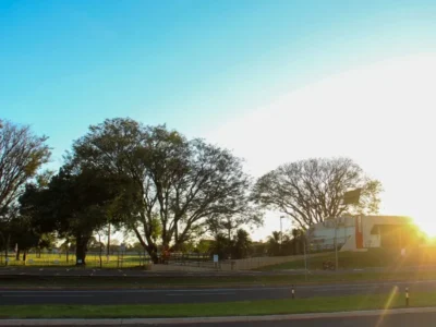 Capital tem domingo de sol com 33°C e alerta de frente fria