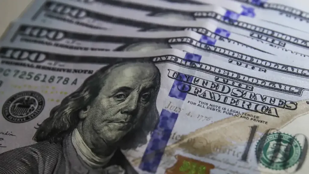Dólar interrompe queda e fecha a R$ 5,20 com sanções dos EUA