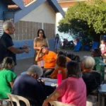 Idosos aprendem com policiais civis a evitar golpes financeiros