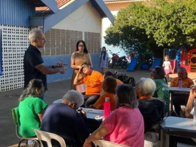 Idosos aprendem com policiais civis a evitar golpes financeiros