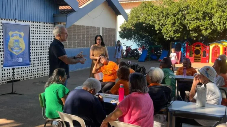 Idosos aprendem com policiais civis a evitar golpes financeiros