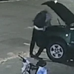 Câmera flagra furto de bateria de caminhonete em frente de casa