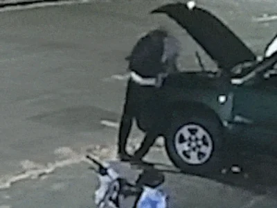 Câmera flagra furto de bateria de caminhonete em frente de casa