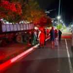 Caminhão sem freio atinge 3 carros e fere duas pessoas em Coxim