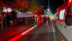 Caminhão sem freio atinge 3 carros e fere duas pessoas em Coxim