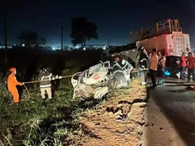 Jovem de 19 anos morre em batida frontal com caminhão na BR-262
