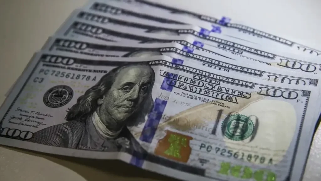 Dólar fecha a R$ 5,08 com conflito no Oriente Médio e tarifa dos EUA