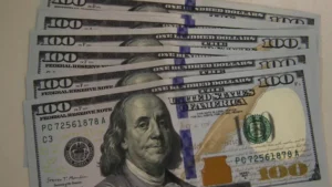 Dólar sobe a R$ 5,11 com alívio externo e Ibovespa avança