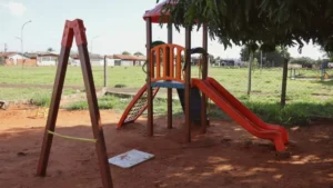 Praça sem placa e abandonada: homenagem a menino assassinado vira descaso
