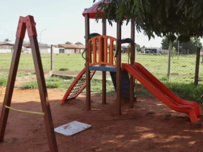 Praça sem placa e abandonada: homenagem a menino assassinado vira descaso