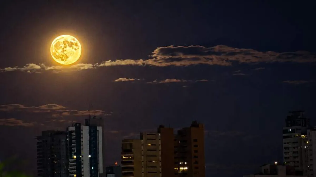 Lua dos Veados: fenômeno alaranjado encanta MS