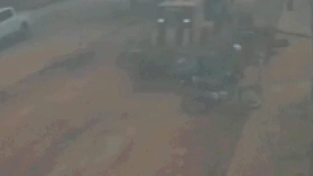 Motociclista é atropelado por motoniveladora em obra