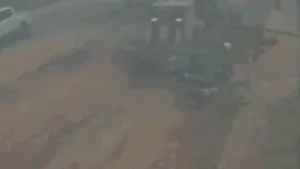 Motociclista é atropelado por motoniveladora em obra