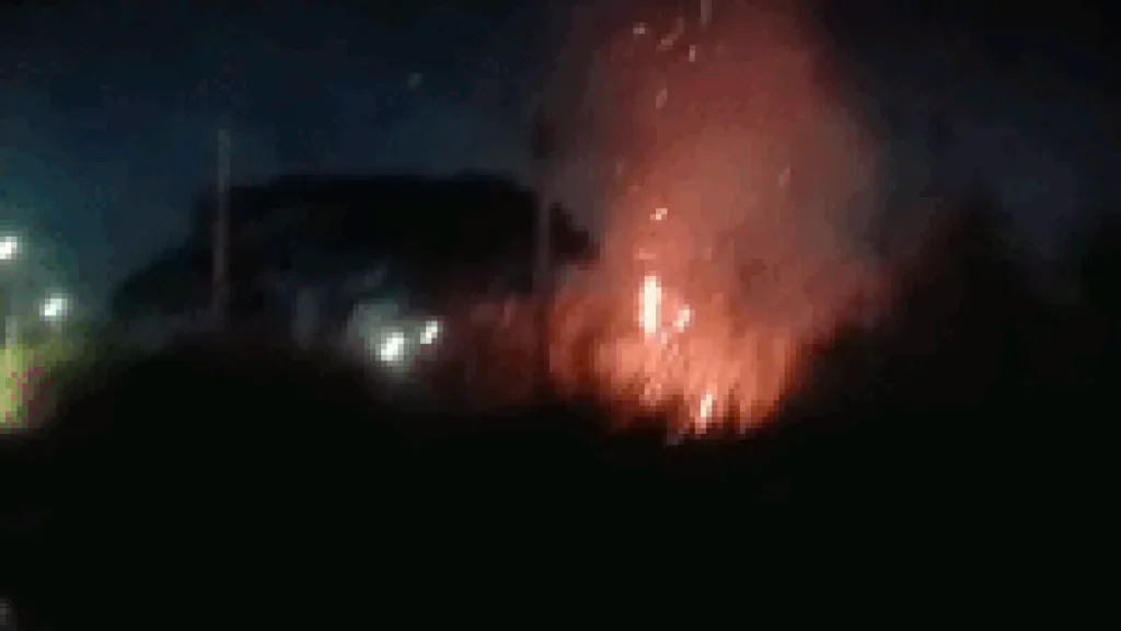 Incêndio em terreno baldio cobre bairro de fumaça em Campo Grande