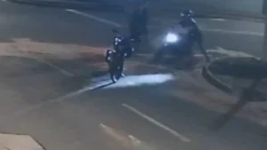 Jovem tem moto furtada por dupla após ser cercado nas Moreninhas