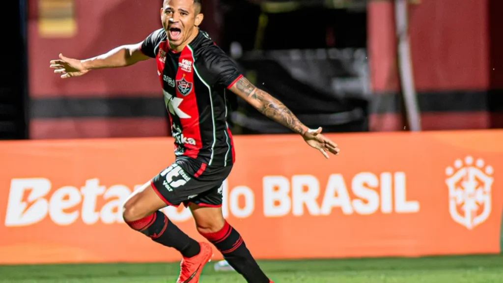 Vitória goleia Athletico-PR, reverte placar e avança na Copa do Brasil