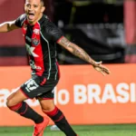 Vitória goleia Athletico-PR, reverte placar e avança na Copa do Brasil