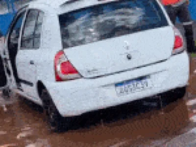 Kwid atola em buraco, alaga e motorista perde dia de trabalho
