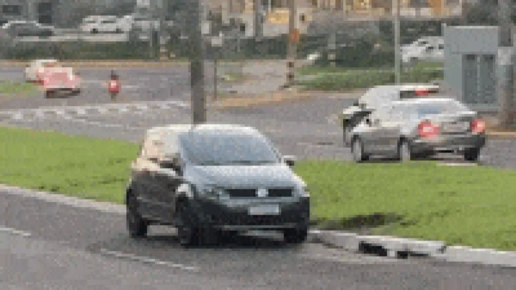 Fox estaciona no canteiro da Av. Mato Grosso e viraliza