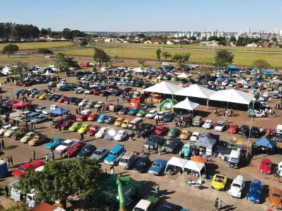 Retrocar MS: centenas de carros antigos tomam a Praça do Papa