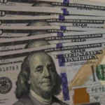 Dólar sobe a R$ 5,19 com saída de estrangeiros e Ibovespa cai