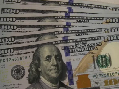 Dólar sobe a R$ 5,19 com saída de estrangeiros e Ibovespa cai