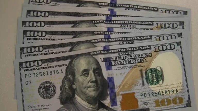Dólar sobe a R$ 5,19 com saída de estrangeiros e Ibovespa cai