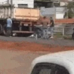 Homem se esconde embaixo de caminhão para fugir da polícia em Ribas do Rio Pardo